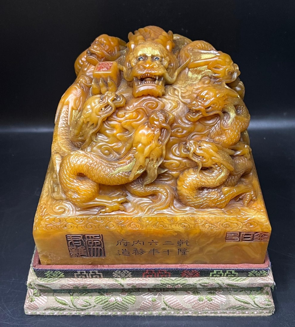 A beautiful treasure of the Qianlong Emperor with the super large field yellow nine dragon seal: Exquisite super large field yellow nine dragon seal of the Qianlong Emperor's treasure Size:16x16x14cmW:5.349kg (The Dimensions Of All Batches Are Manually Measured.If You Need More