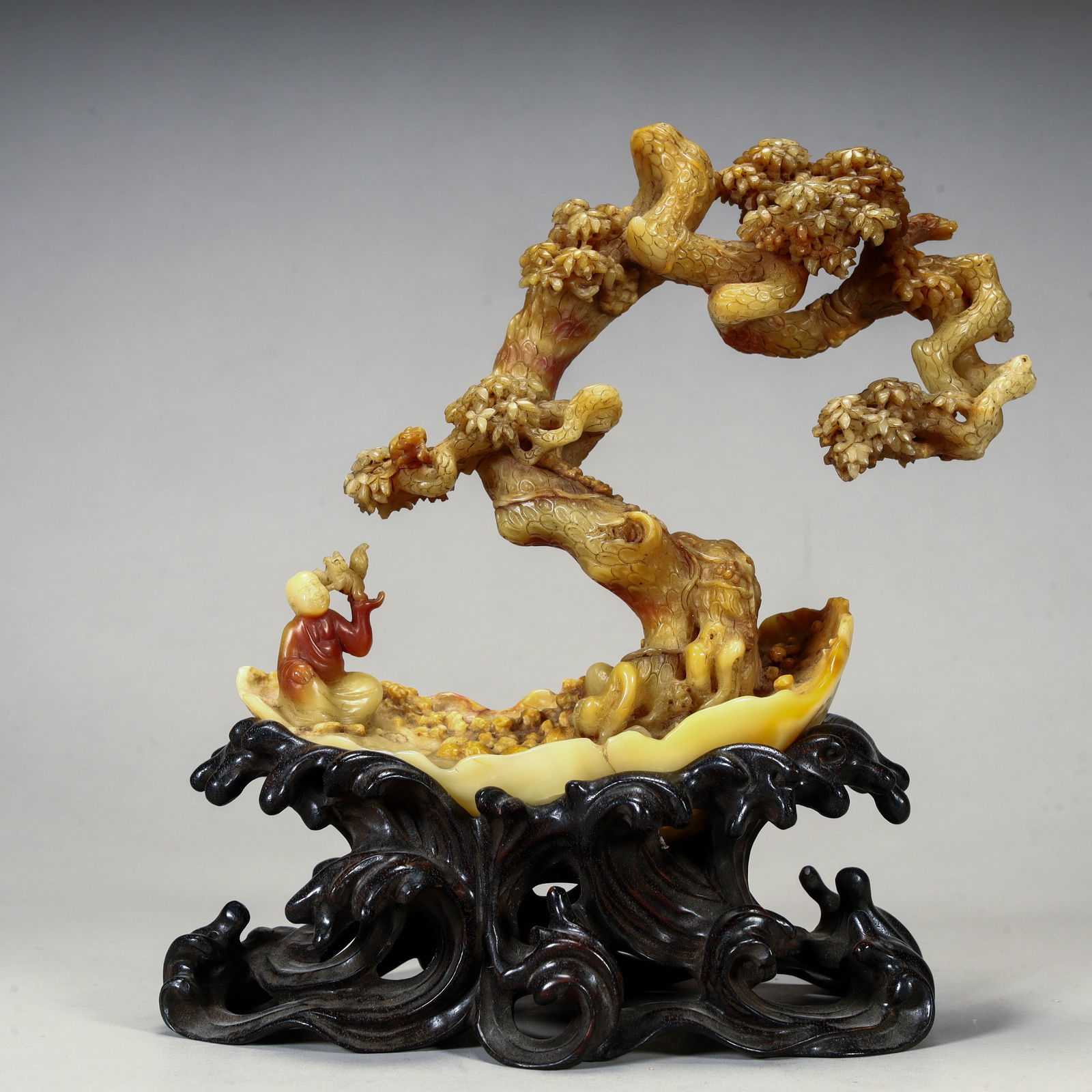 A Qing Dynasty fine Shoushan stone Panasonic Arhat ornament: Qing Dynasty fine Shoushan stone Panasonic Arhat ornament Size: H:13cm L: 13.5cm W:4.5cm W:421g (The Dimensions Of All Batches Are Manually Measured.If You Need More Detailed