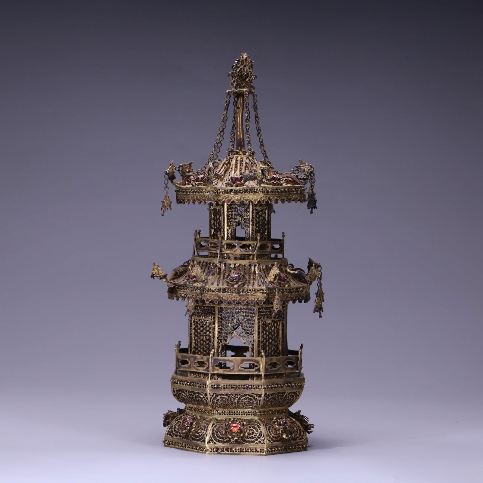 An old silver-gilt filigree pagoda Buddha niche from the Qing Dynasty is inlaid with gemstones: The old silver-gilt filigree pagoda Buddha niche of the Qing Dynasty is inlaid with gemstones Size:H:31cmBottom11.3cmW:0.9936kg (The Dimensions Of All Batches Are Manually