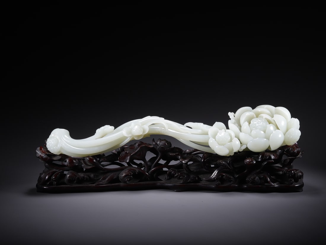A beautiful Hetian jade lotus wishful ornament: Exquisite Hetian jade lotus wishful ornament Size:36.5x9.0x5.5cmW:0.844kg (The Dimensions Of All Batches Are Manually Measured.If You Need More Detailed Information, Please Contact