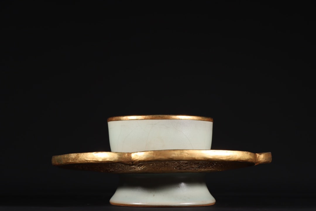 A sky blue glaze wrapped gold cup holder of the Ru kiln in the Song Dynasty: The azure glaze wrapped gold cup holder of the Ru kiln in the Song Dynasty Size:H:6.9cmD:17cm (The Dimensions Of All Batches Are Manually Measured.If You Need More Detailed