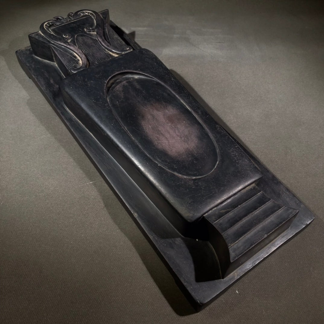 A Li Shida Duanyan: Li Shida's end inkstone Size:L:40.3cmW:14.9cm T:5.7cm (The Dimensions Of All Batches Are Manually Measured.If You Need More Detailed Information, Please Contact Our Customer Service Before Bidding.)