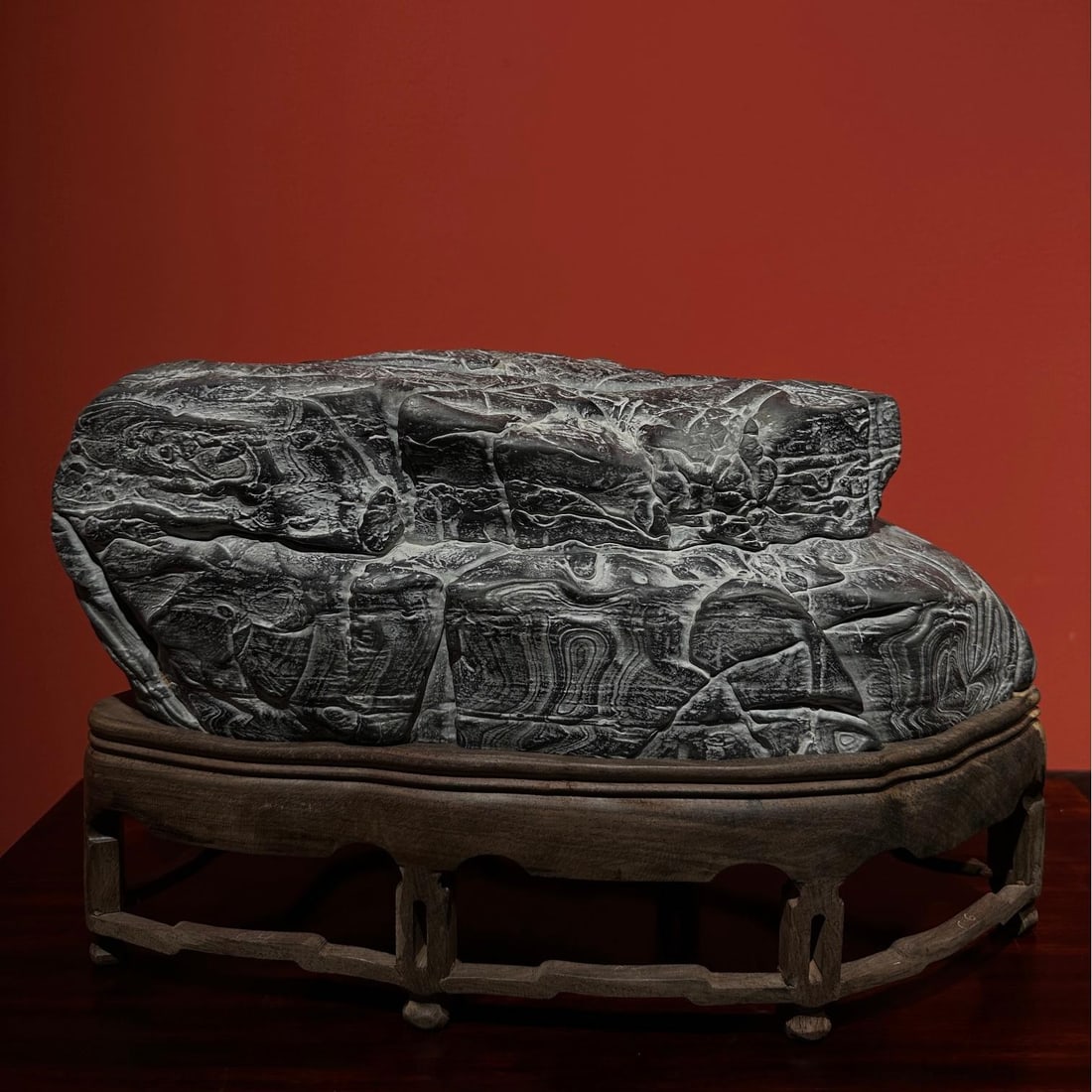 A fine piece of crest: Exquisite pattern stone Size:L:37cmH:22cm T:16cm (The Dimensions Of All Batches Are Manually Measured.If You Need More Detailed Information, Please Contact Our Customer Service