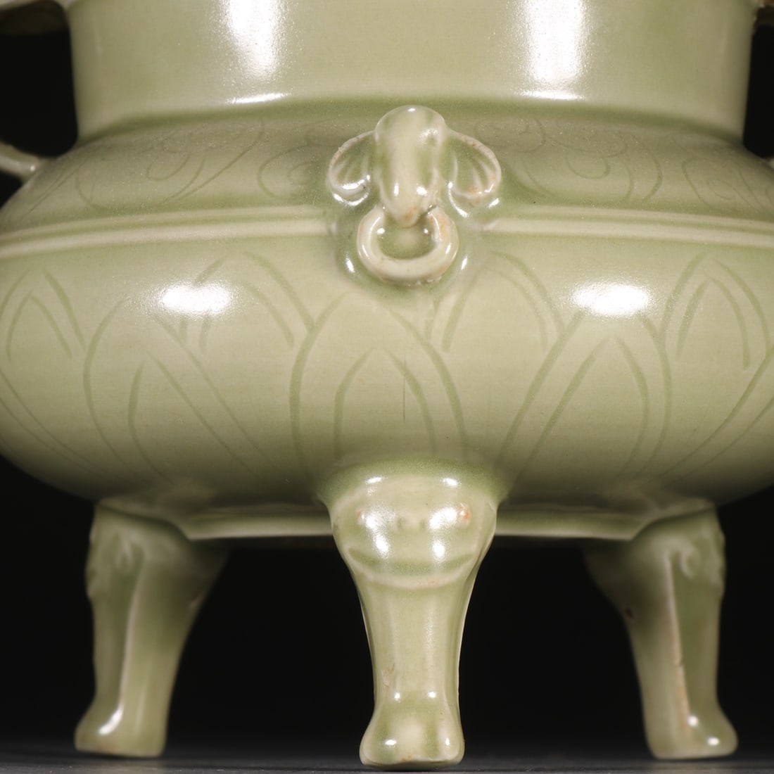 A beautiful three-legged stove - 2