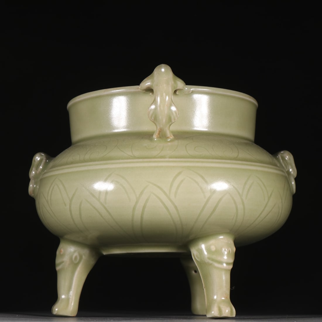 A beautiful three-legged stove - 3