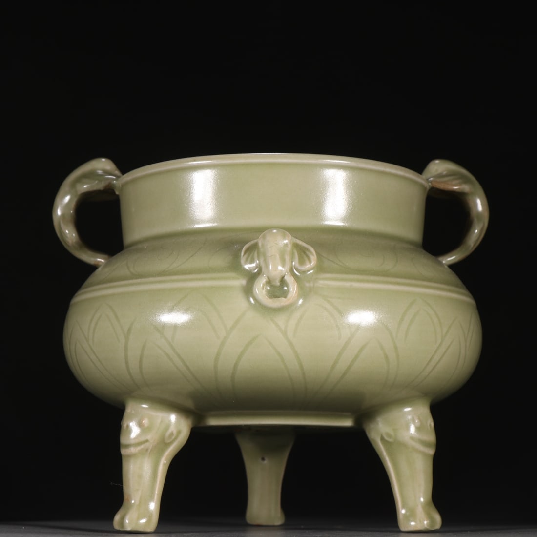 A beautiful three-legged stove - 4