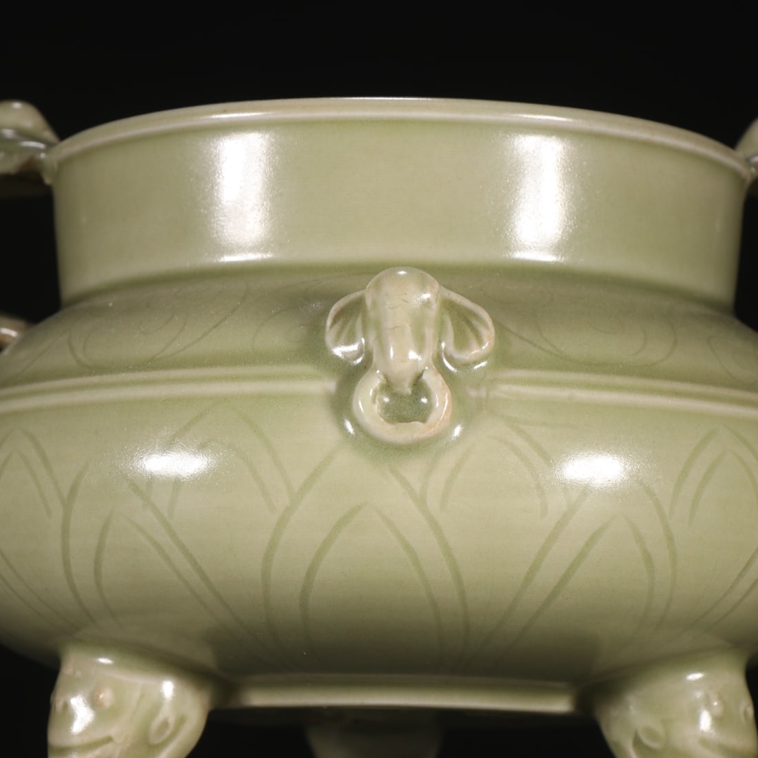 A beautiful three-legged stove - 5