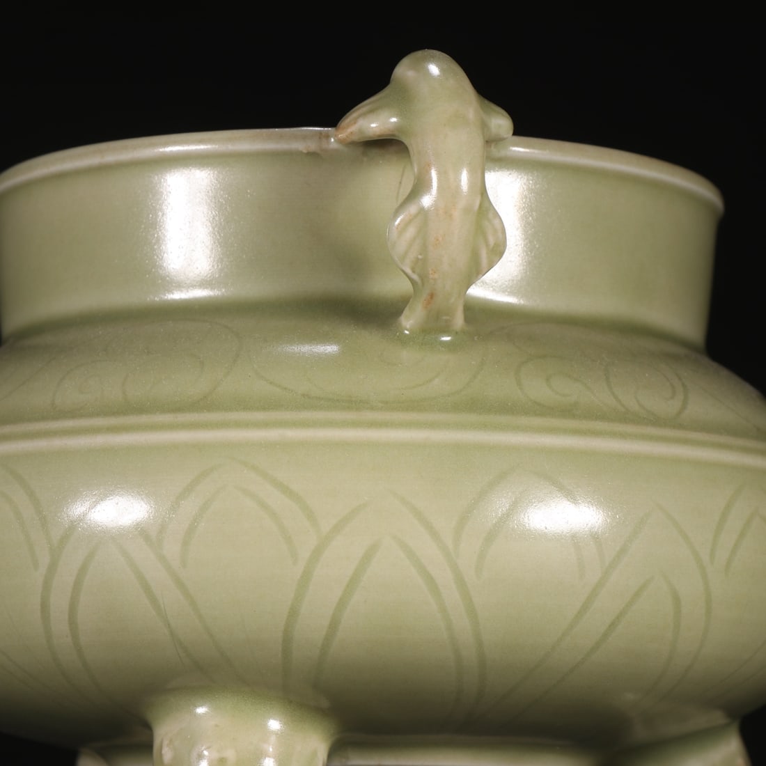 A beautiful three-legged stove - 7