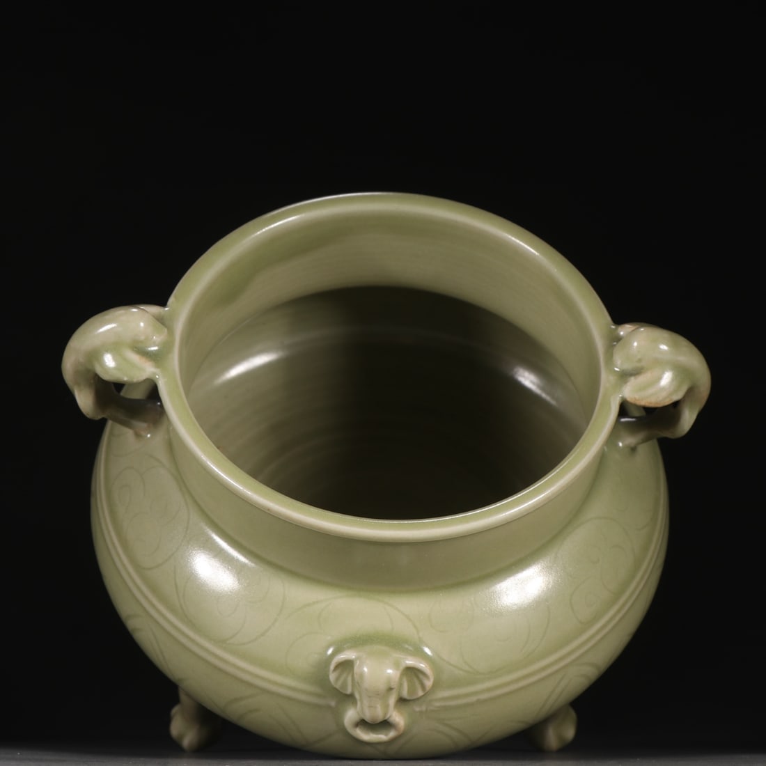 A beautiful three-legged stove - 8