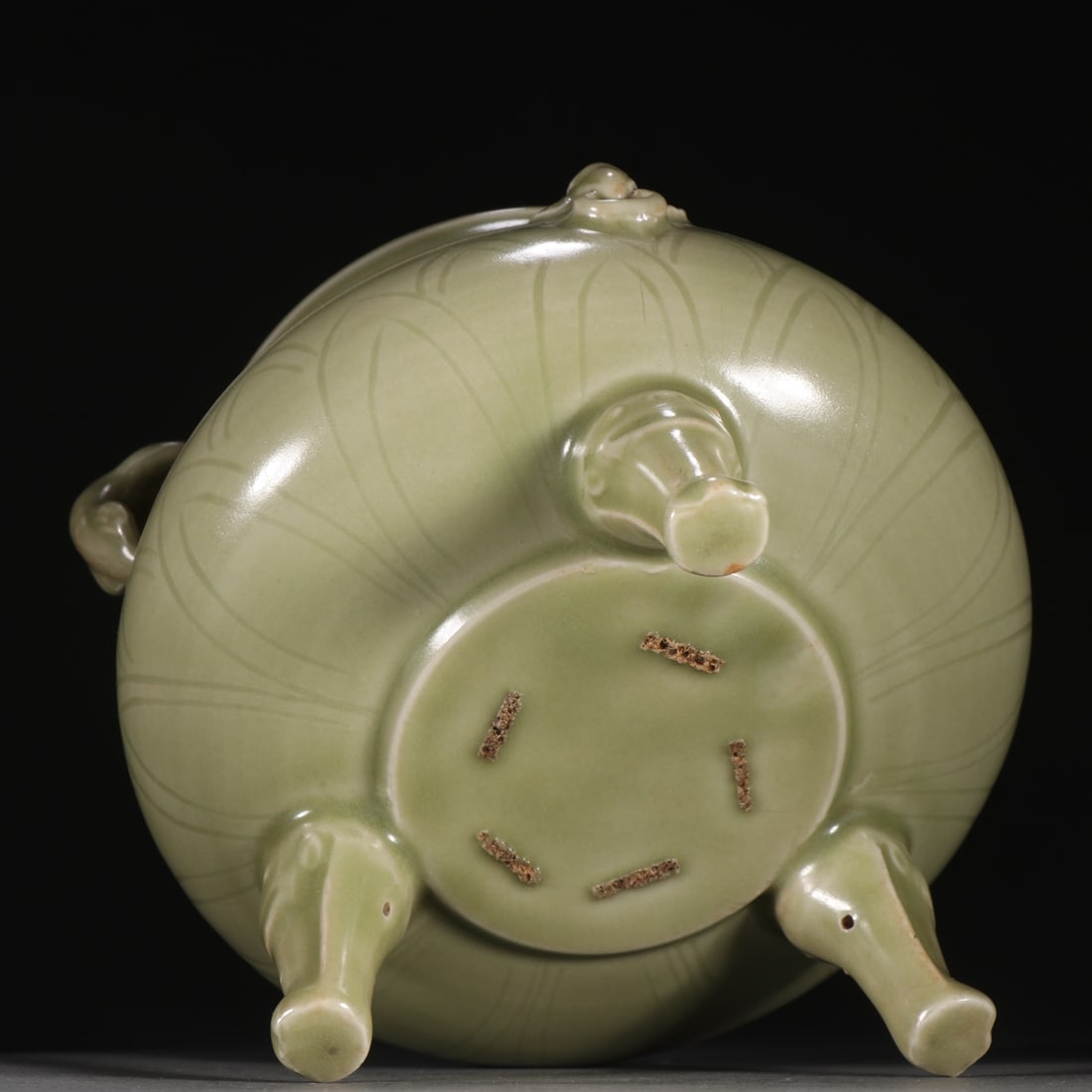 A beautiful three-legged stove - 9