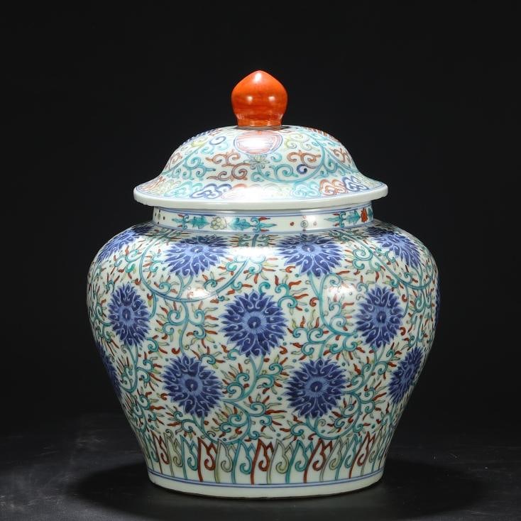 A blue and white colorful entwined lotus longevity pattern large lid jar made in the Jiajing period: The blue and white colorful entwined lotus longevity pattern large lid jar made in the Jiajing period of the Ming Dynasty Size:H:40cmCalibre20.5cmBellydiameter32.5cm (The Dimensions