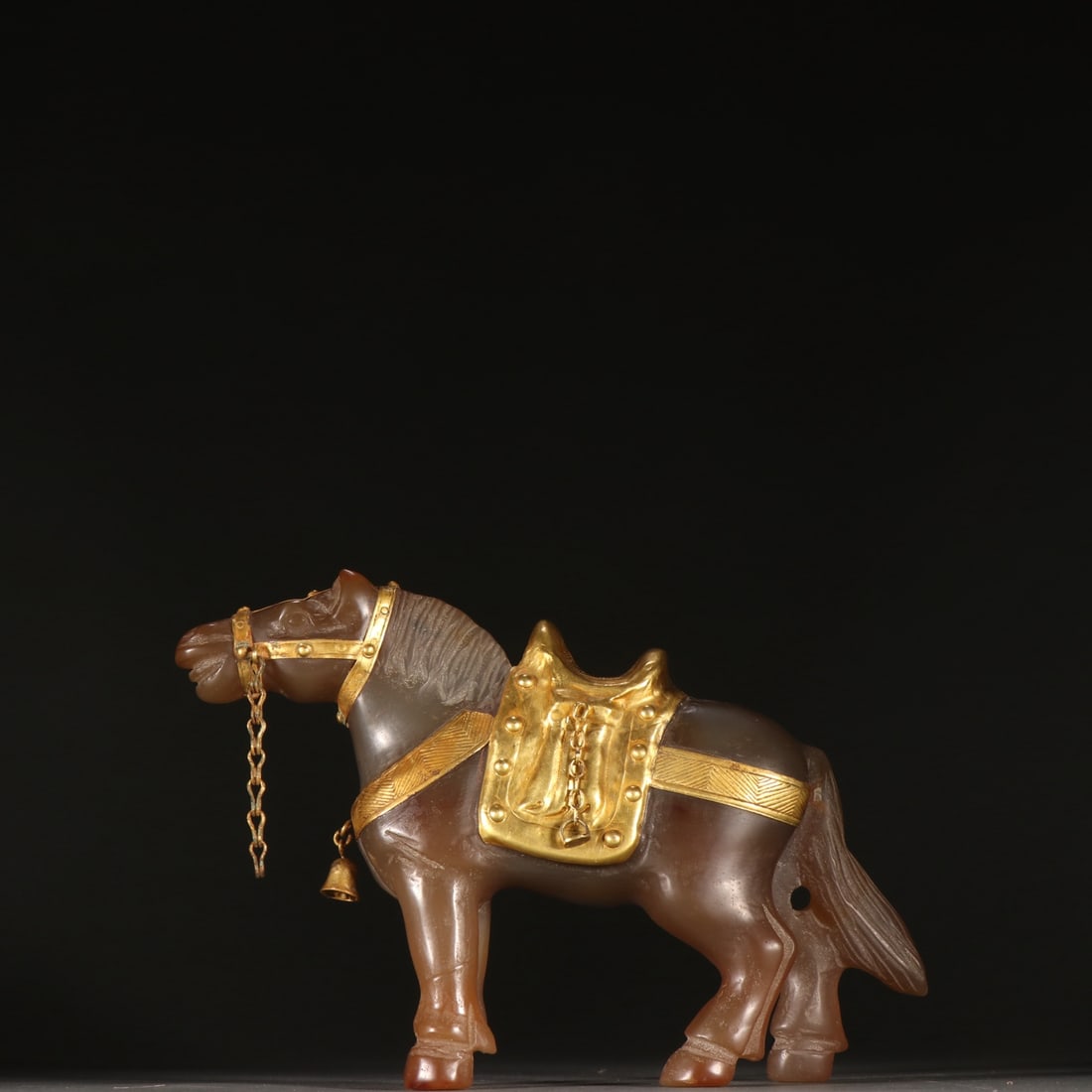 An agate-wrapped golden horse ornament from the Liao and Jin dynasties: Agate-wrapped golden horse ornaments in the Liao and Jin dynasties Size:H:12.7cmW:18.5cmW:0.6768kg (The Dimensions Of All Batches Are Manually Measured.If You Need More Detailed