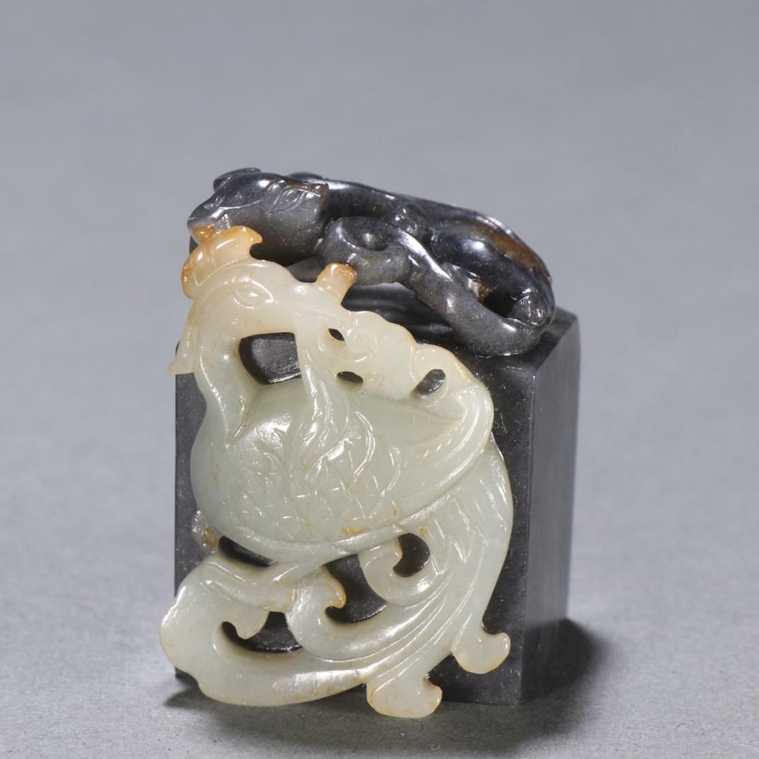 A beautiful blue and white seed material dragon and phoenix pattern seal: Exquisite blue and white seed material dragon and phoenix pattern seal Size:H:4.4cmW:3cmW:0.0844kg (The Dimensions Of All Batches Are Manually Measured.If You Need More Detailed