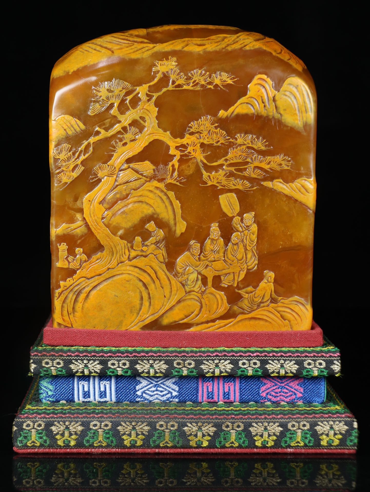 A Qing Dynasty Qing carved Shitian Huangshi carved thin seal: Qing Dynasty Qing carved Shitian Huangshi carved thin seals Size:13×10.8×10.8cmW:3.5kg (The Dimensions Of All Batches Are Manually Measured.If You Need More Detailed Information,