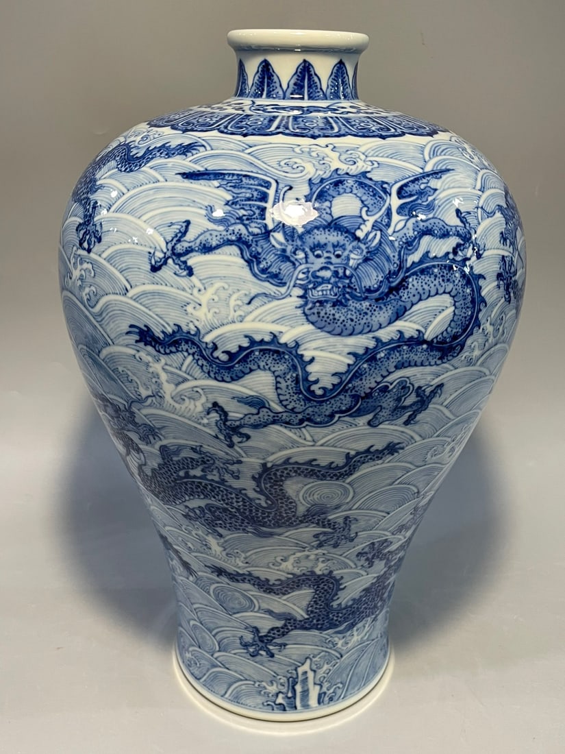 A Qianlong Qianlong plum bottle of the Qing Dynasty (1 of 9)