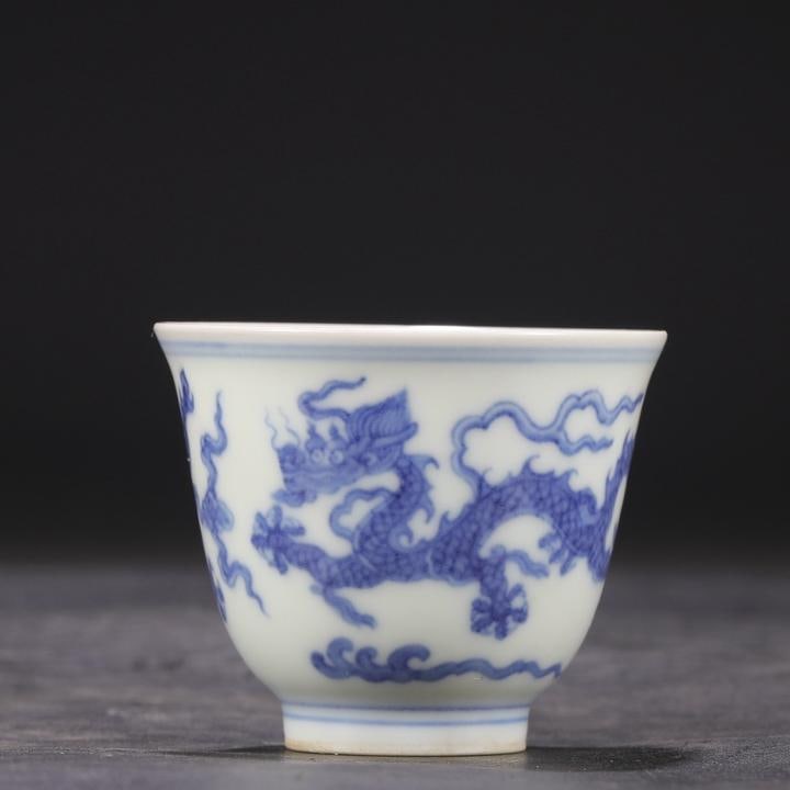 A blue and white cloud dragon pattern cup made in the Chenghua year of the Ming Dynasty: The blue and white cloud dragon pattern cup made in the Chenghua year of the Ming Dynasty Size:H:5cmCalibre6cm (The Dimensions Of All Batches Are Manually Measured.If You Need More