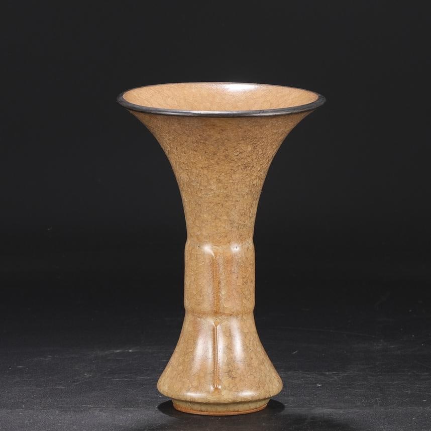 A beige-glazed ice flake pattern silver-mouthed court large flower cup of the Song Dynasty official: The beige glaze ice flake pattern silver mouth court large flower cup of the official kiln of the Song Dynasty Size:H:22cmCalibre14.5cm (The Dimensions Of All Batches Are Manually