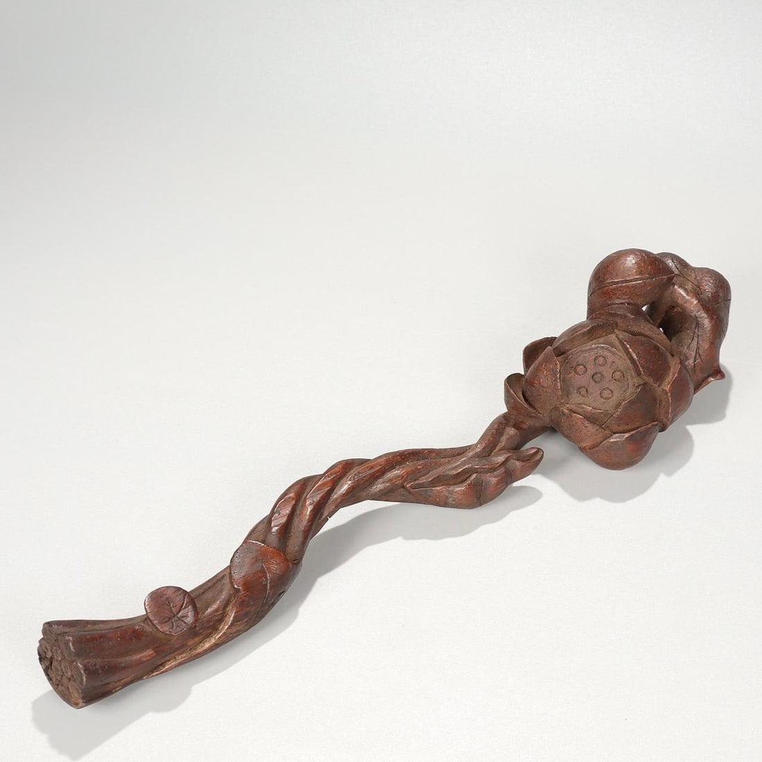 A bamboo carving of the Qing Dynasty A bouquet of clear lotus wishful ornaments: A bouquet of clear lotus ruyi ornaments in the Qing Dynasty Size:L:34cmW:7cmW:0.103kg (The Dimensions Of All Batches Are Manually Measured.If You Need More Detailed Information,