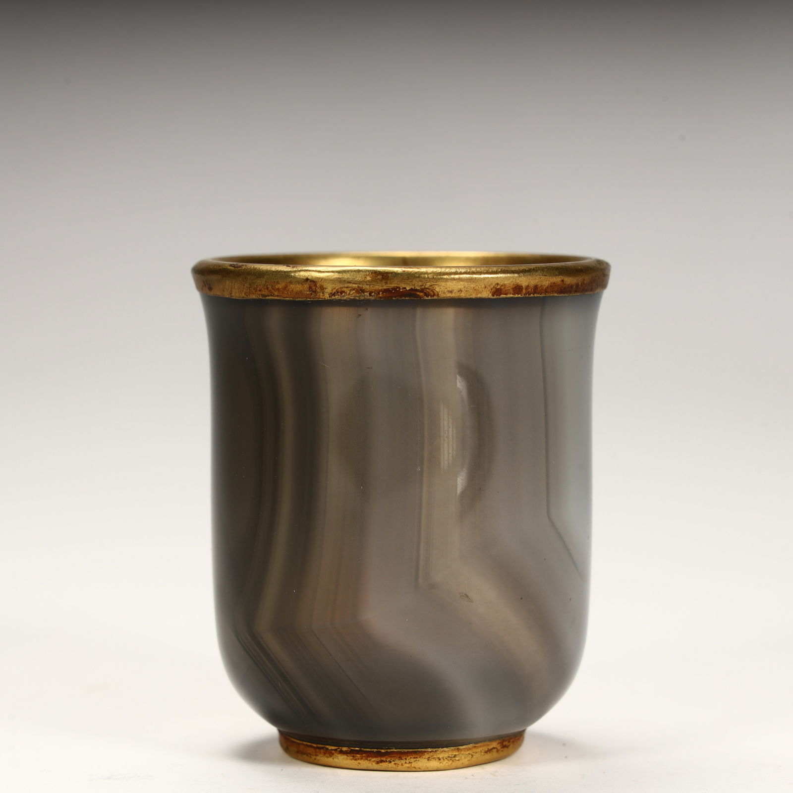 An agate gilt cup from the Tang Dynasty: The onyx gilt cup of the Tang Dynasty SIZE: H:6cm L: 5cm W:5cm W:66g (The Dimensions Of All Batches Are Manually Measured.If You Need More Detailed Information, Please Contact Our