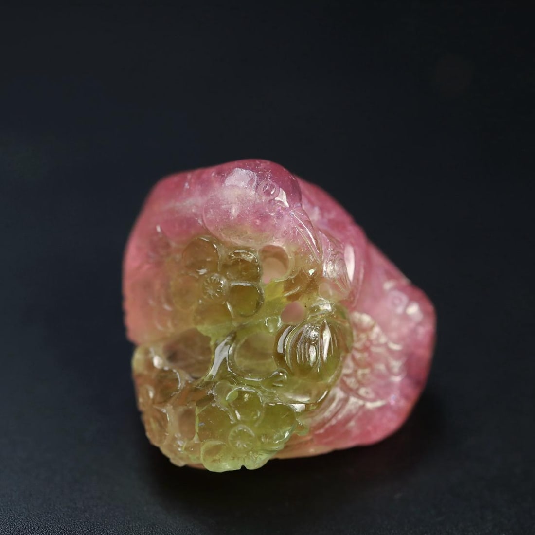 A two-color tourmaline from the Qing Dynasty watermelon was happy with the eyebrow pendant: The watermelon two-color tourmaline of the Qing Dynasty was happy with the eyebrow pendant Size:3.64×3.58×1.86cmW:0.0331kg (The Dimensions Of All Batches Are Manually Measured.If