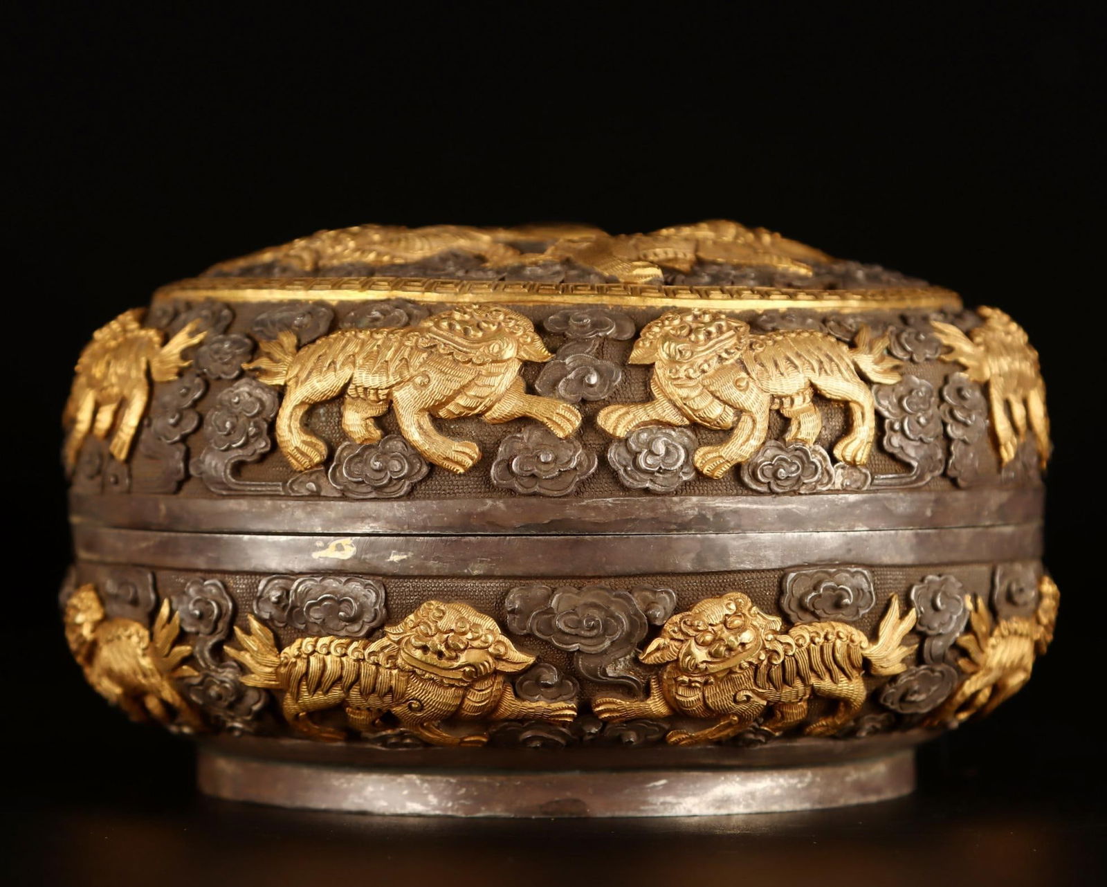 A sterling silver lion compact box from the Qing Dynasty (1 of 9)