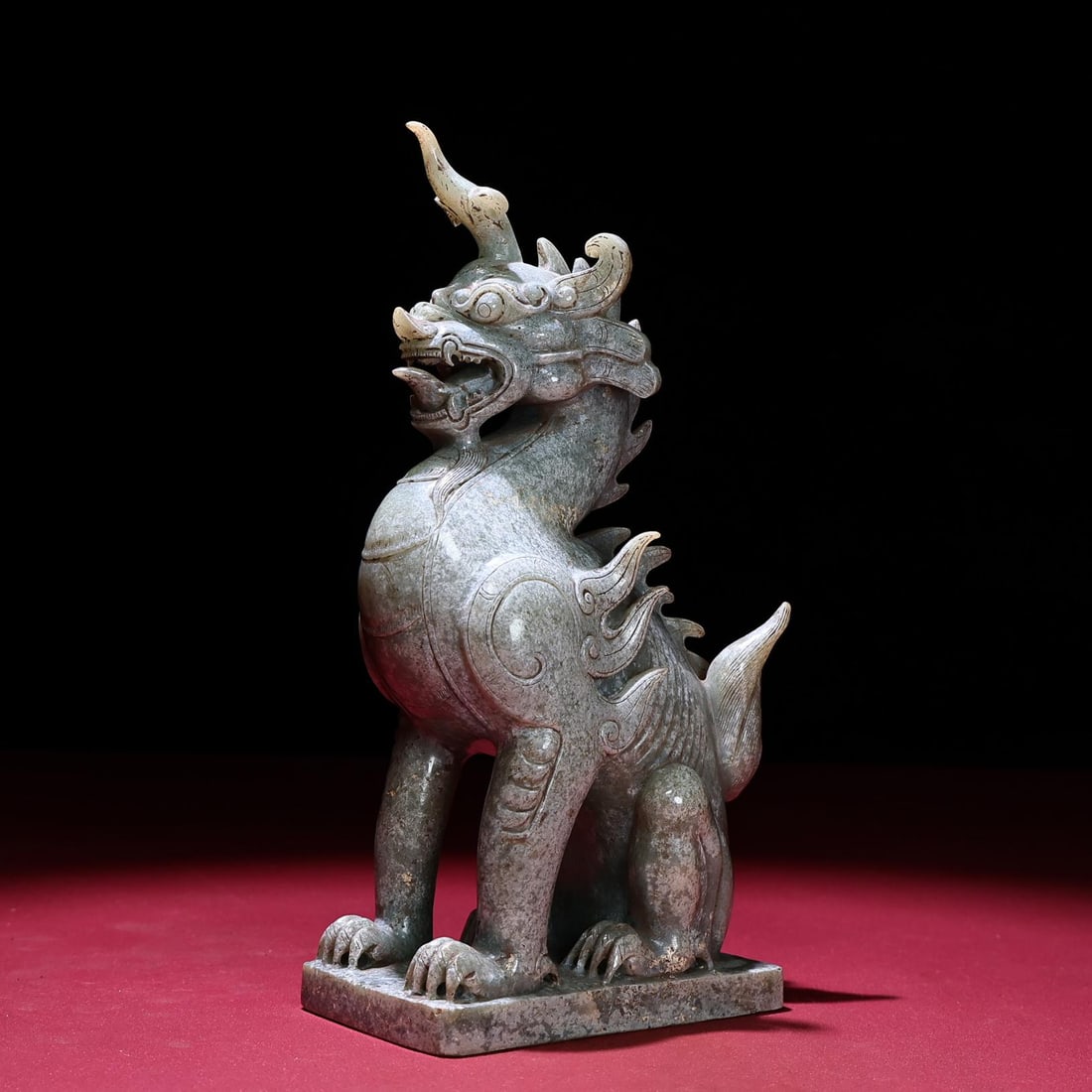 A beautiful Hetian Yushengkeng Manqin Town tomb beast ornament (1 of 8)