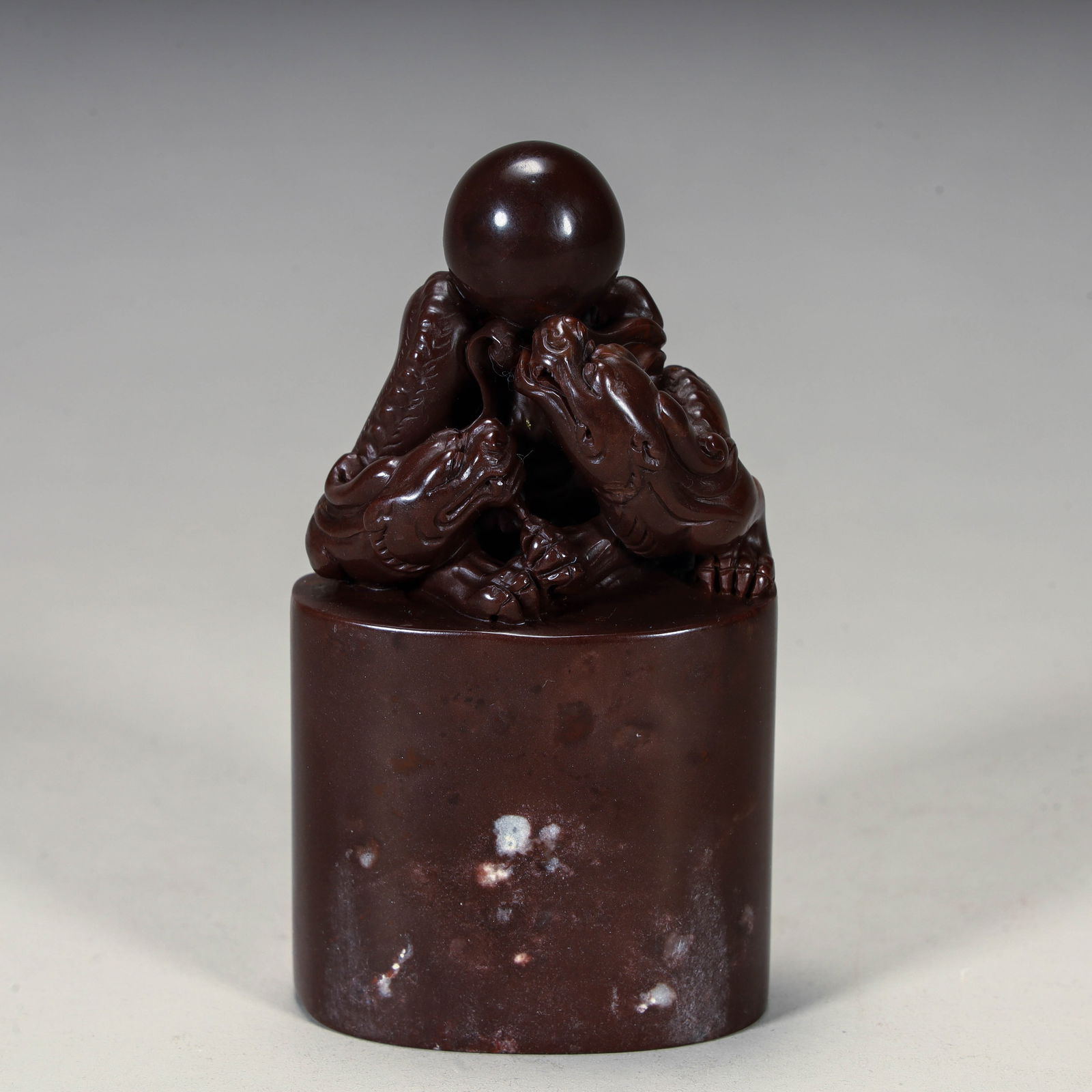 A fine Shoushan stone double dragon bead button wordless seal of the Qing Dynasty (1 of 7)