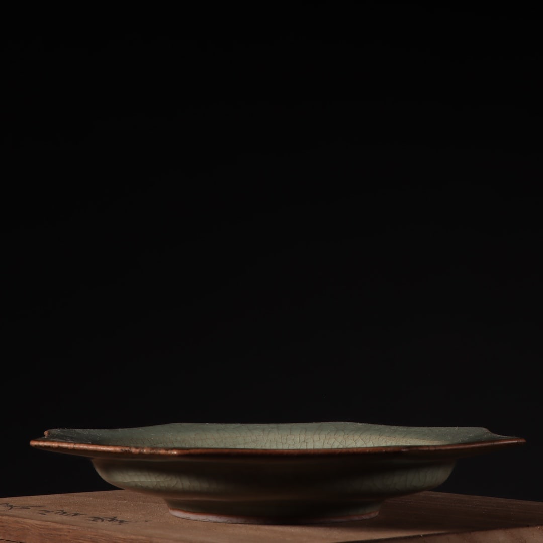 A blue-glazed octagonal plate from the official kiln of the Song Dynasty (1 of 8)