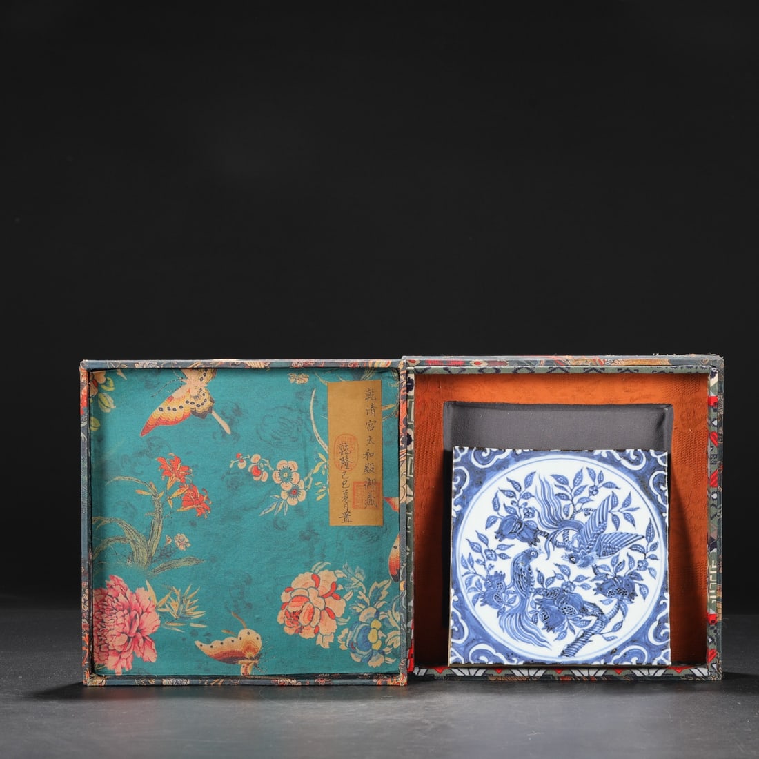 A square brick with blue and white flower and bird fruit pattern made in the Xuande year of the Ming: The blue and white flower and bird fruit pattern square bricks made in the Xuande Year of the Ming Dynasty Size:D:19cmT:3cm (The Dimensions Of All Batches Are Manually Measured.If You Need More Detail