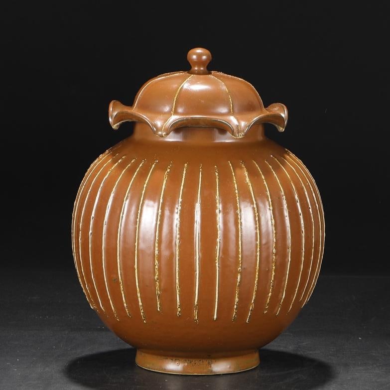 A large lid jar of persimmon red glazed melon edges and lotus leaves from the Cizhou kiln in the (1 of 8)
