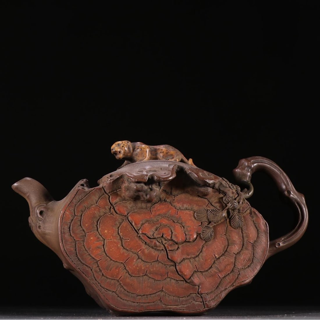 A purple sand stump-shaped pot button teapot by Jiang Rong: Jiang Rong's purple sand stump-shaped pot button teapot Size:H:13.7cmW:21cm (The Dimensions Of All Batches Are Manually Measured.If You Need More Detailed Information, Please