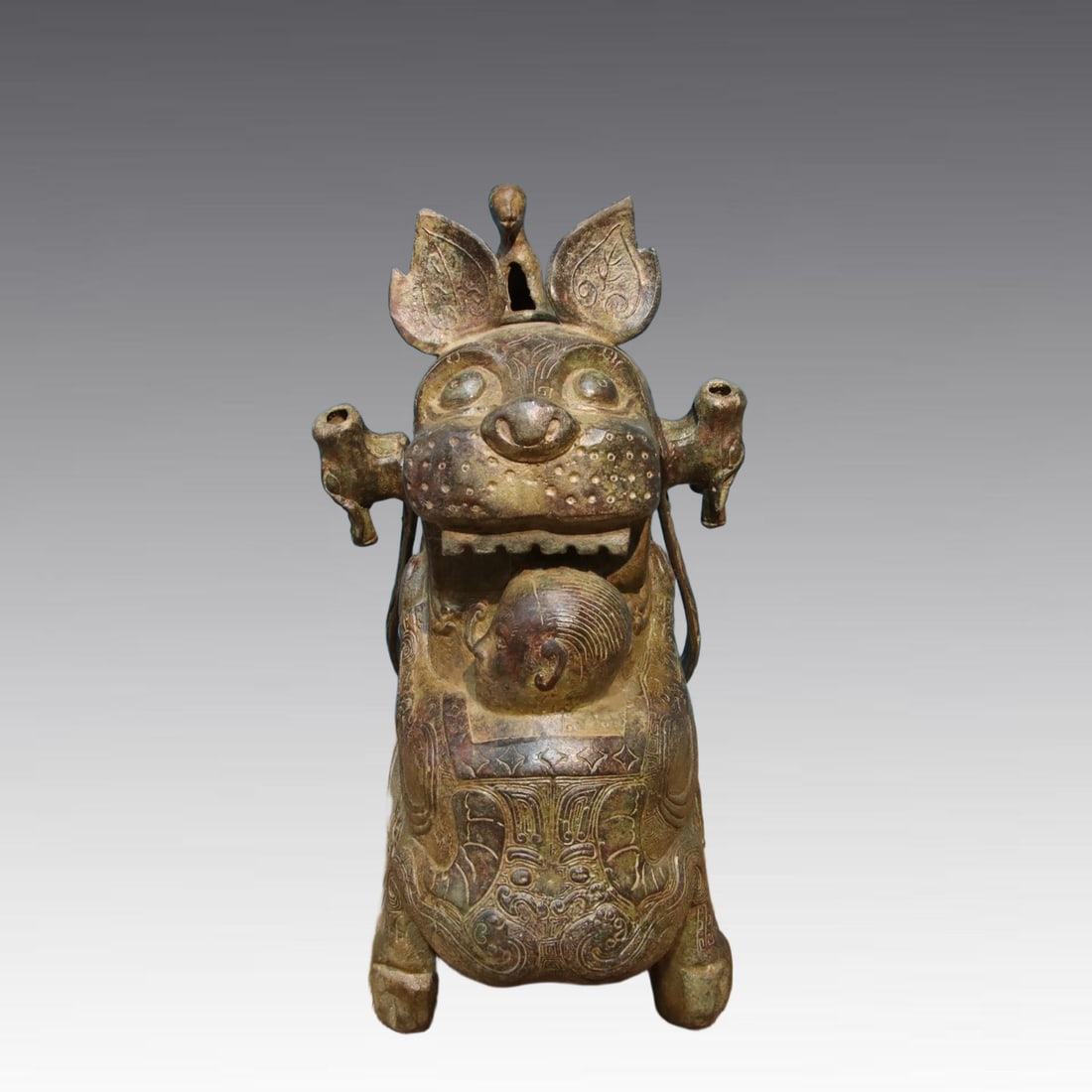 A beautiful bronze tiger eats people and lifts the beam (1 of 9)