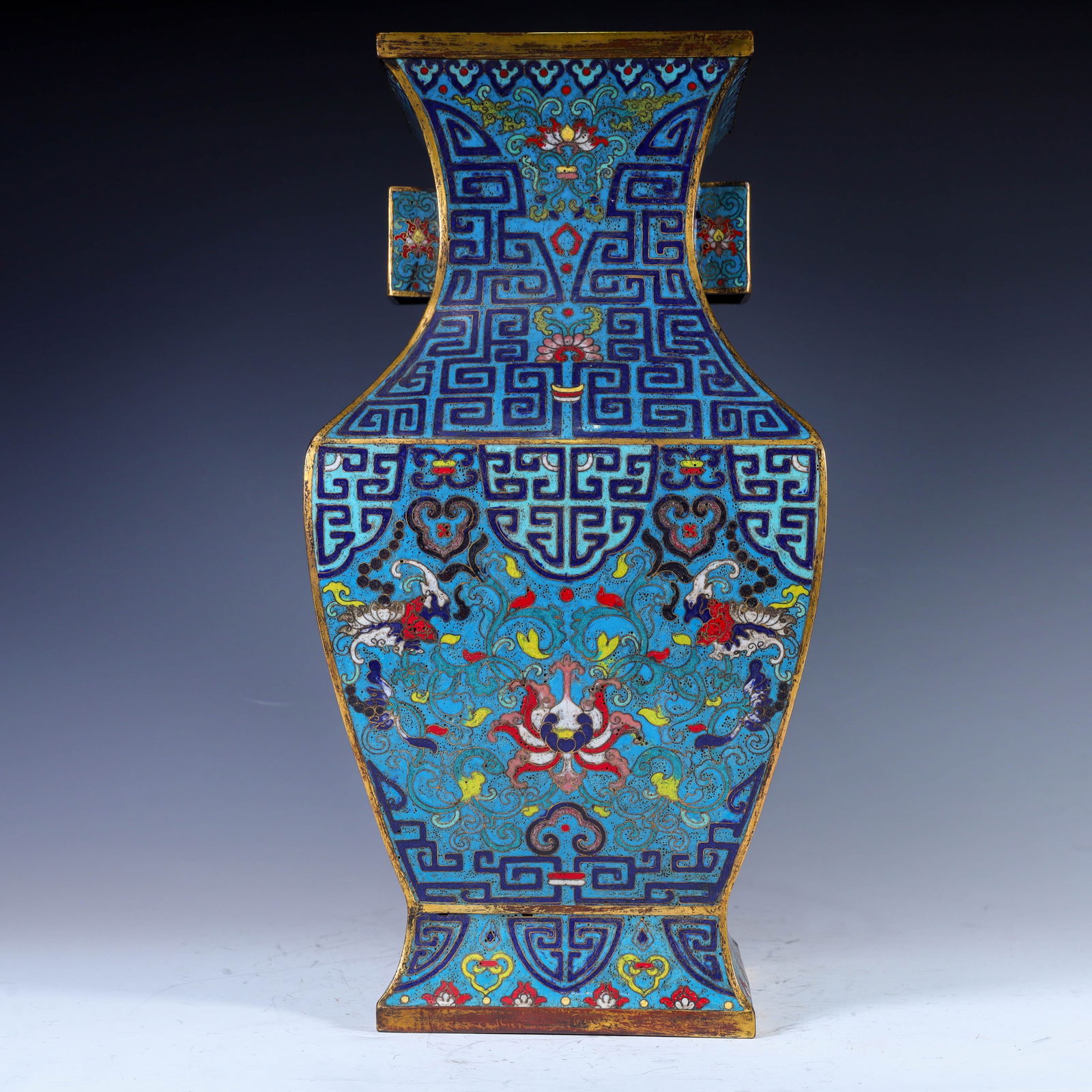 A cloisonn é cloisonn é enamel orthorhombic bottle from the Qing Dynasty (1 of 10)