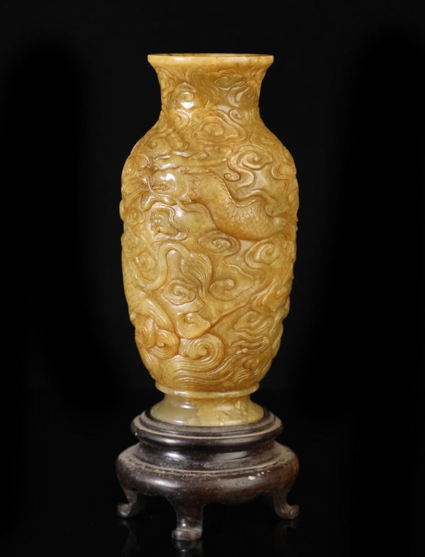 A beautiful Shoushan Tian Huangxiang cloud pattern dragon vase (1 of 9)