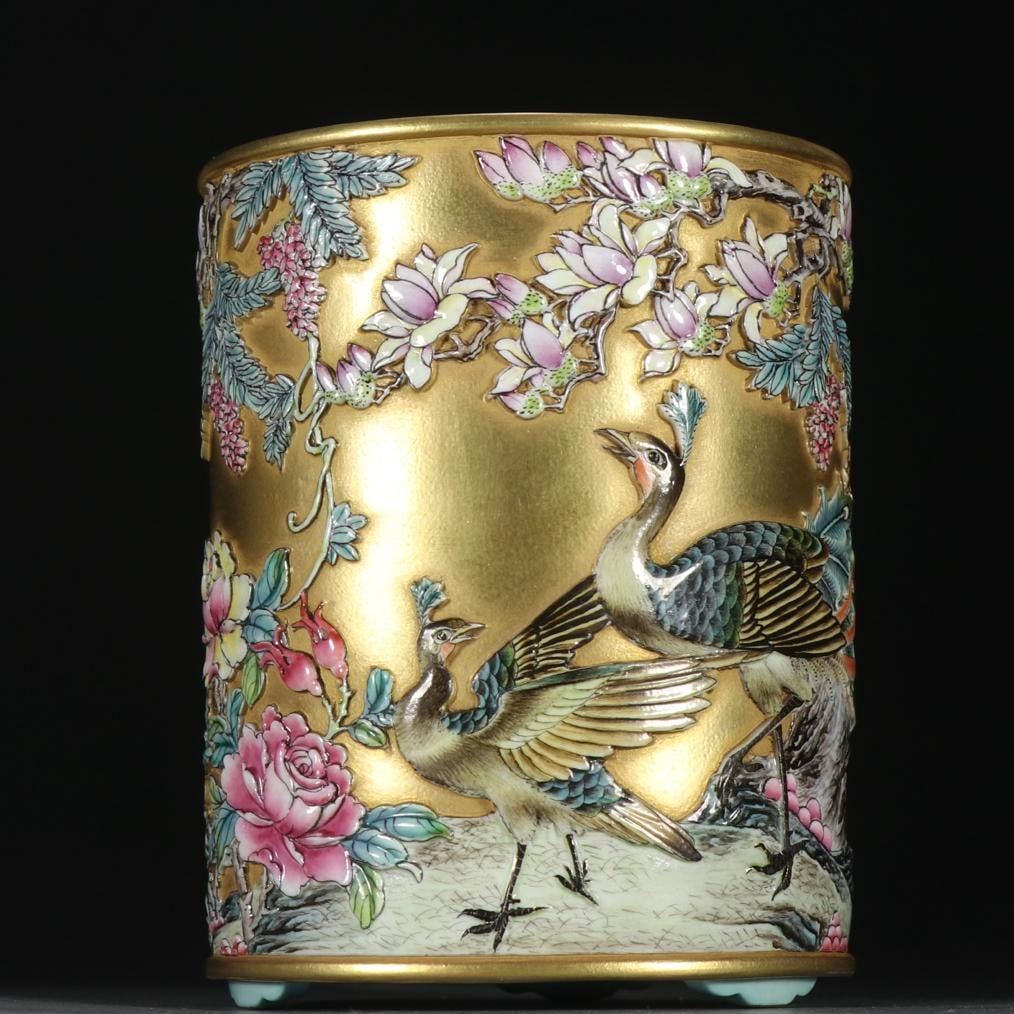 A pastel gilt peacock floral pen holder from the Qing Dynasty: Qing Dynasty pastel gilt peacock floral pattern pen holder Size:H:11.8cmW:9.4cm (The Dimensions Of All Batches Are Manually Measured.If You Need More Detailed Information, Please