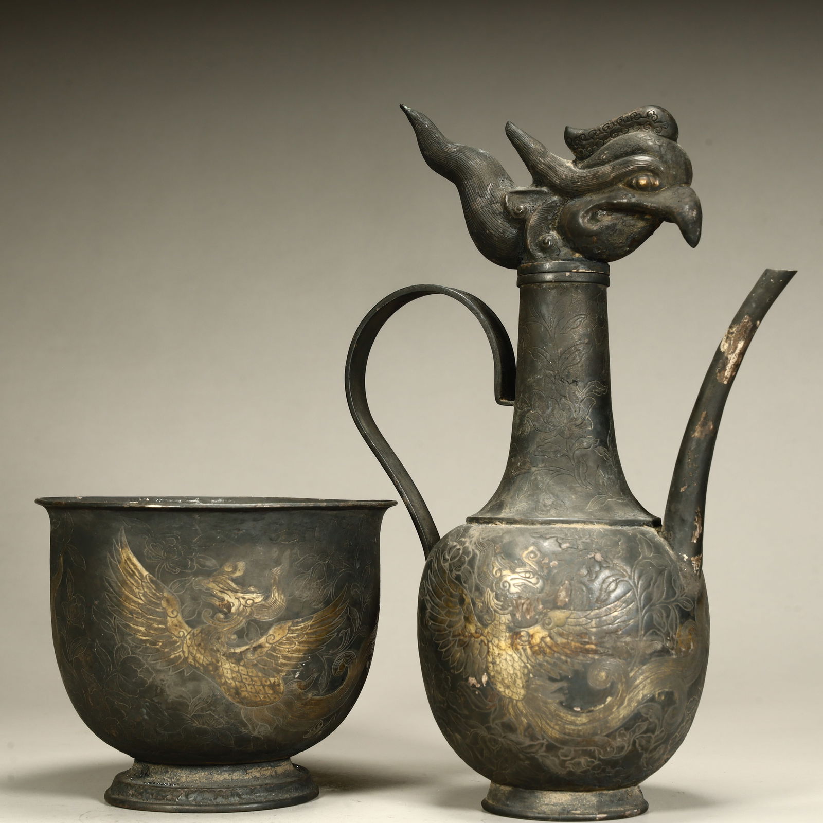 A set of silver-gilt phoenix-patterned chicken head pots and warm cups from the Qing Dynasty (1 of 16)