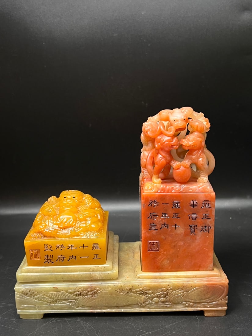 A beautiful overprint of the Tianhuang Hongtian combination chapter of the dragon and the prosperous: Exquisite Tianhuang Hongtian Combination Chapter Zhi Longteng Shengshi Overprint Size:Seal5.1x5.1x4.3cm.4.7x4.7x11cmW:Seal0.661kgBase0.689kg (The Dimensions Of All Batches Are