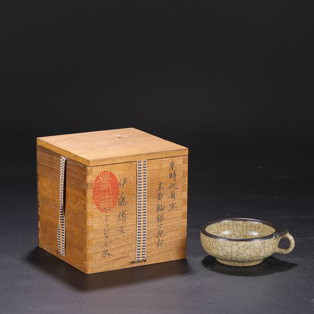 A beige glaze silver mouth cup of the Song Dynasty Ge kiln Yujin Garden: The beige glaze silver mouth of the Song Dynasty Ge kiln cup Yujin Garden Size:H:4.3cmCalibre9cmD:11cm (The Dimensions Of All Batches Are Manually Measured.If You Need More Detailed