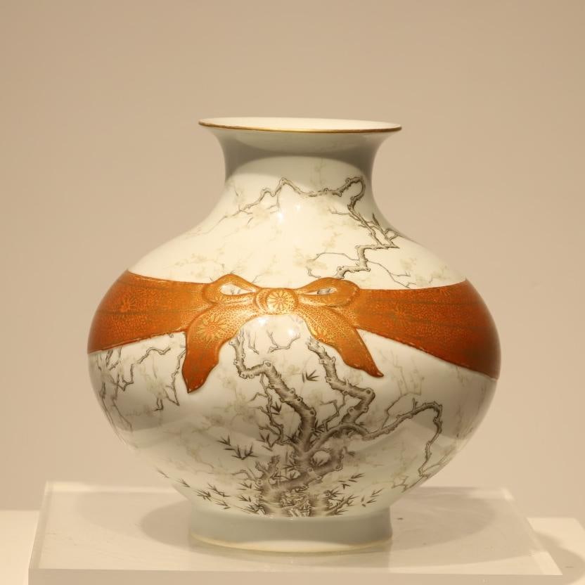 A Qing Dynasty ink color gold-painted plum blossom baggage bottle: Qing Dynasty ink color gold-painted plum blossom baggage bottle Size:H:25.3x22cm (The Dimensions Of All Batches Are Manually Measured.If You Need More Detailed Information, Please