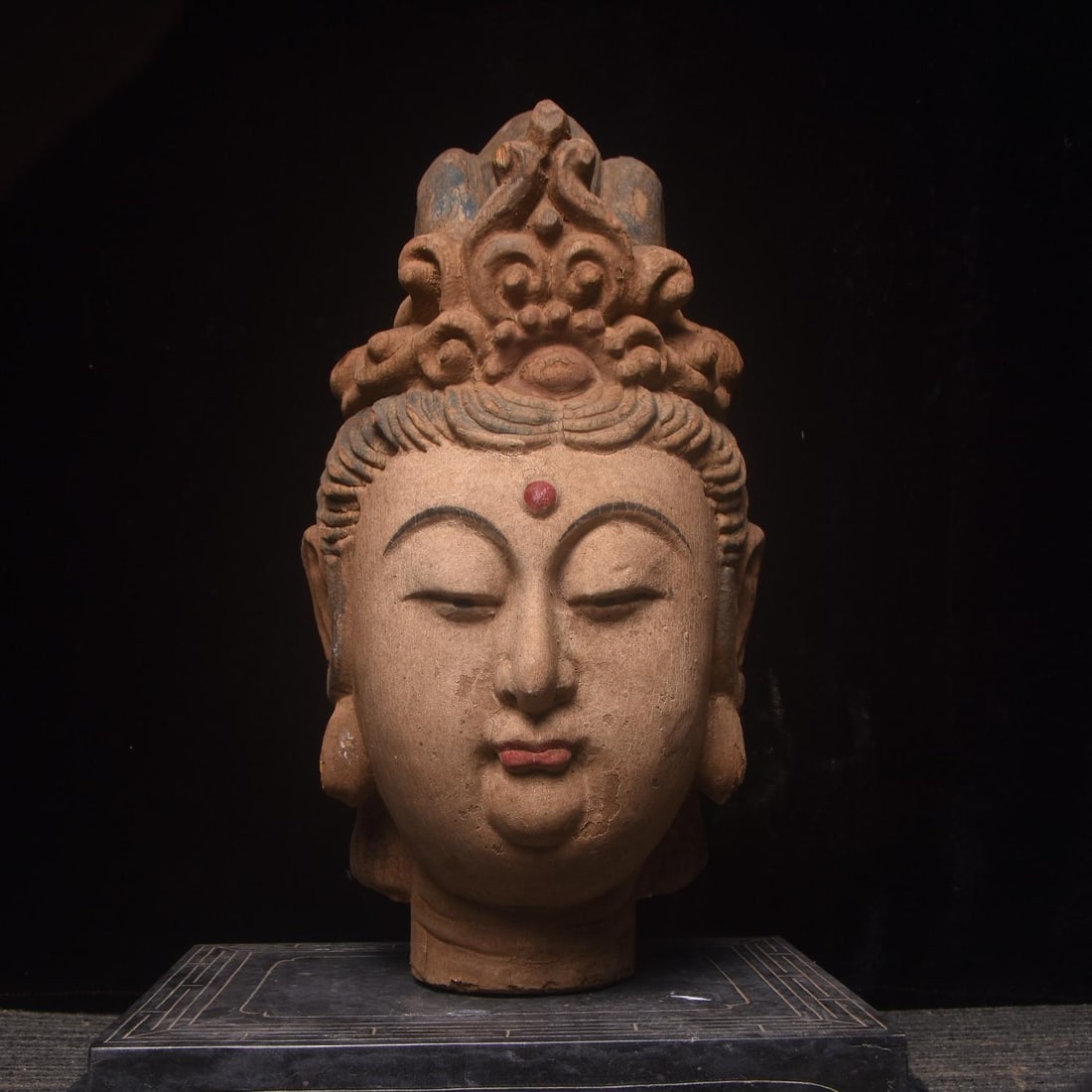 A beautiful old nanmu Guanyin Buddha head: Exquisite old nanmu Guanyin Buddha head Size:H:42cm (The Dimensions Of All Batches Are Manually Measured.If You Need More Detailed Information, Please Contact Our Customer Service Before Bidding.)