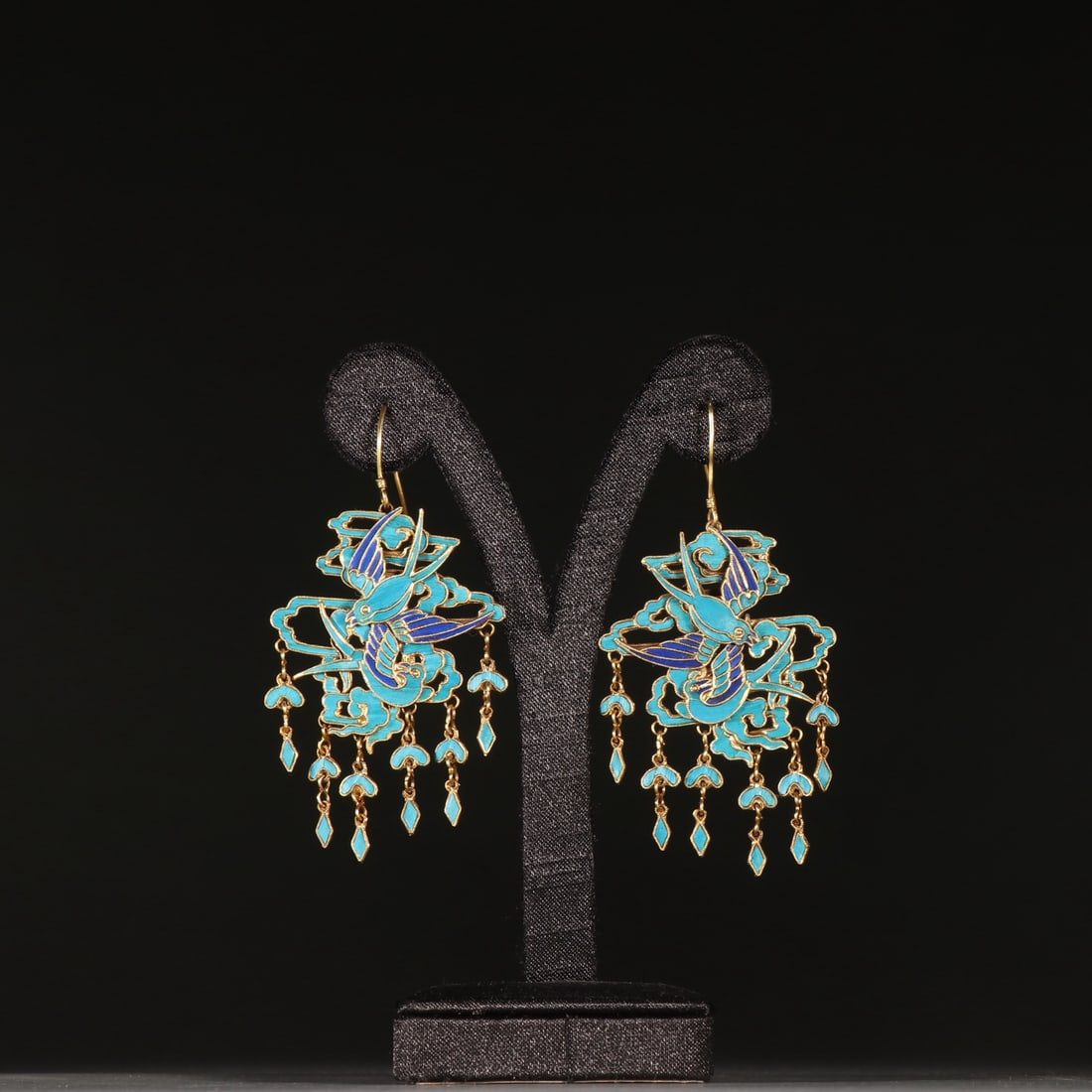 A pair of silver-gilt kingfisher pattern earrings from the Qing Dynasty (1 of 9)