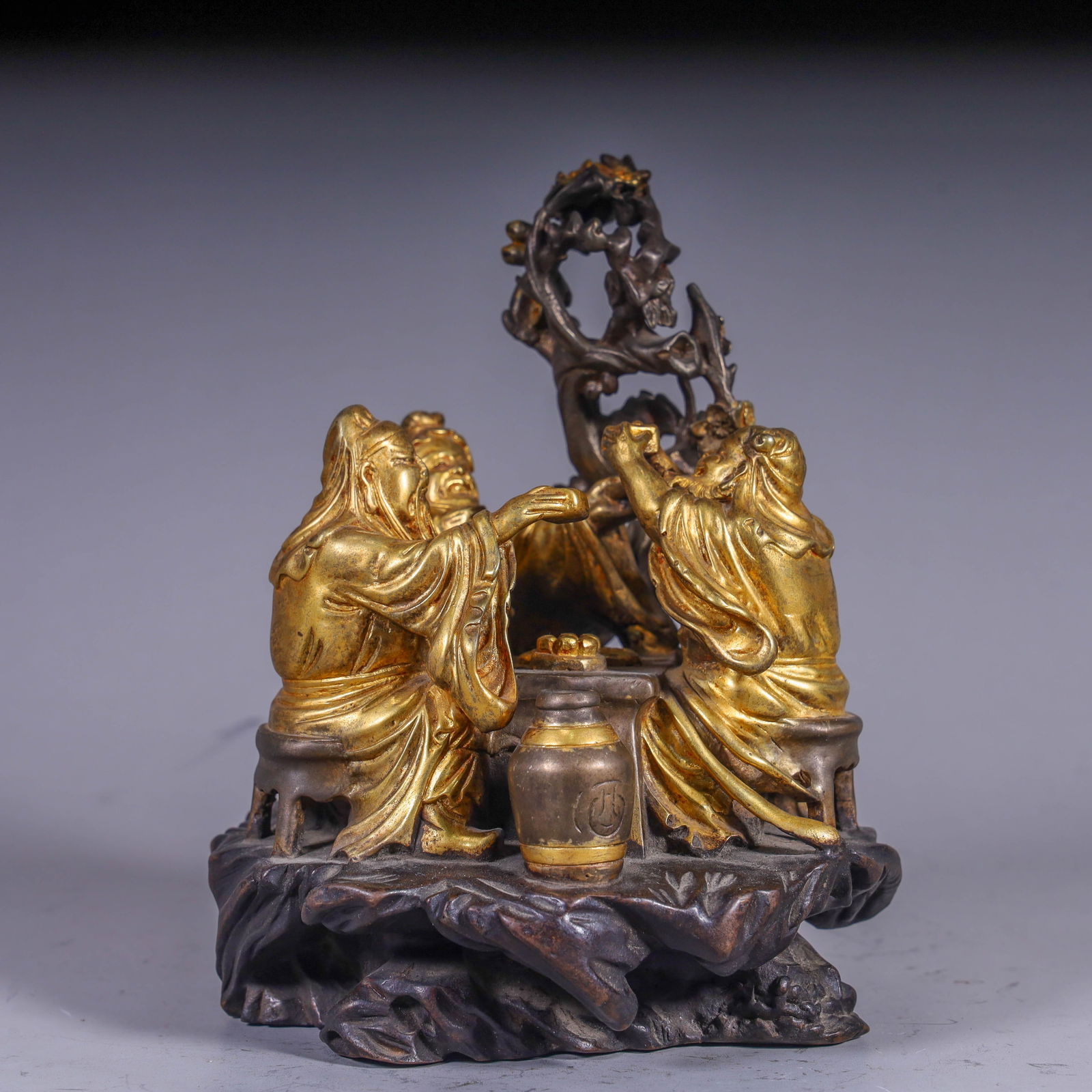 A copper-gilt "Taoyuan Three Righteousness" ornament from the Qing Dynasty: The copper-gilt "Taoyuan Three Righteousness" ornaments of the Qing Dynasty H:17.5cm L: 13cm W:13cm W:2.7kg (The Dimensions Of All Batches Are Manually Measured.If You Need More Detailed Information,