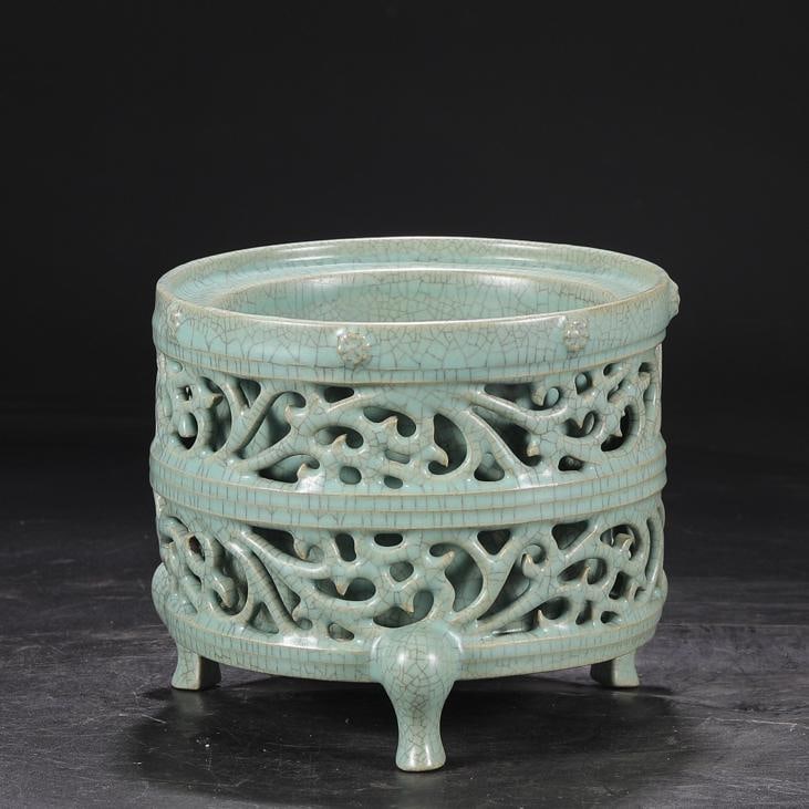 A Song Dynasty Ru kiln azure glaze court royal hollow carved flower furnace washing Qianlong (1 of 7)