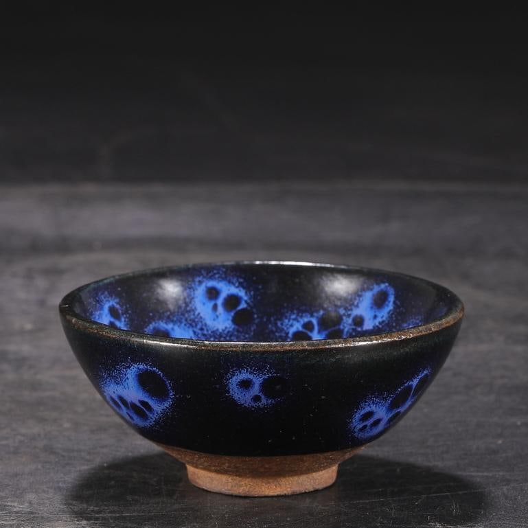 A dazzling Zhai Bian Tianmu lamp built in the Song Dynasty: The dazzling Zhai changed the Tianmu cup of the Song Dynasty kiln Size:H:4.8cmCalibre10cm (The Dimensions Of All Batches Are Manually Measured.If You Need More Detailed Information,