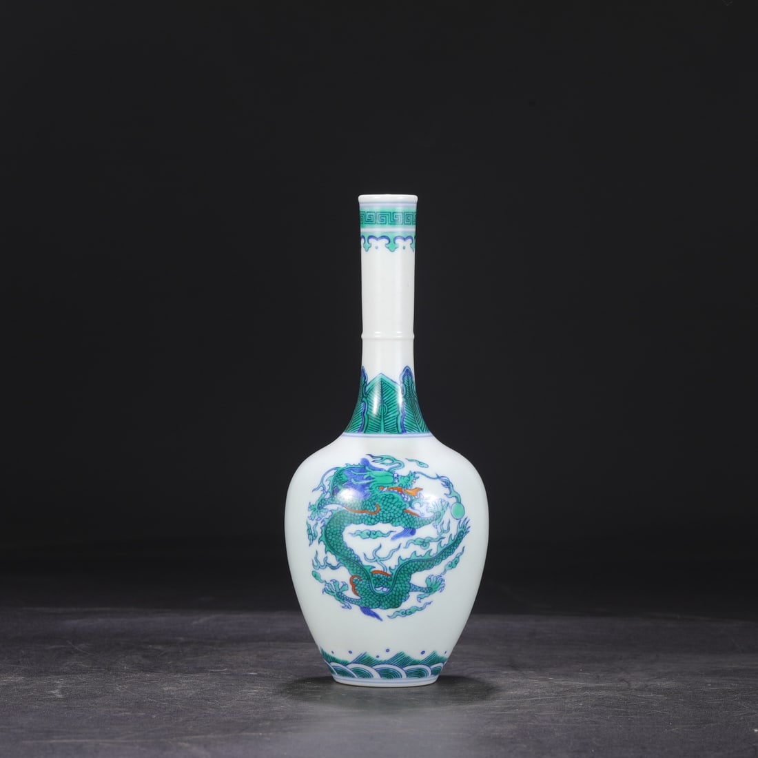 A dragon pattern clean bottle made in the Yongzheng era of the Qing Dynasty (1 of 6)