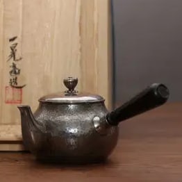 A beautiful Japanese silver pot holds the pot and shook the fast: Exquisite Japanese silver pot holding the pot and shaking the fast Size:Pot15×7cmCapacity200mlW:0.216kg (The Dimensions Of All Batches Are Manually Measured.If You Need More