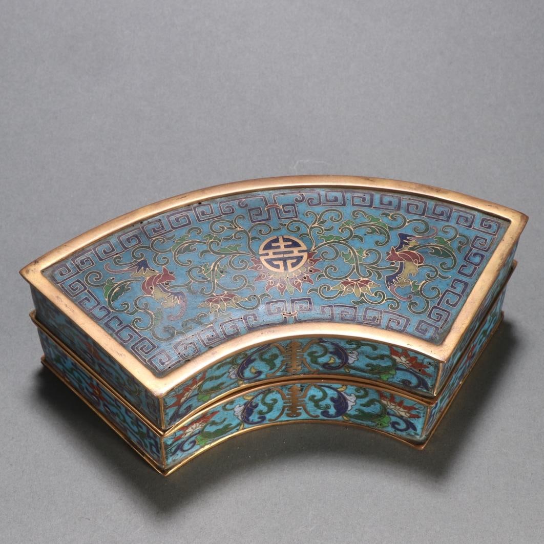 A copper gilt cloisonn é Fushou pattern lid box from the Qing Dynasty (1 of 9)