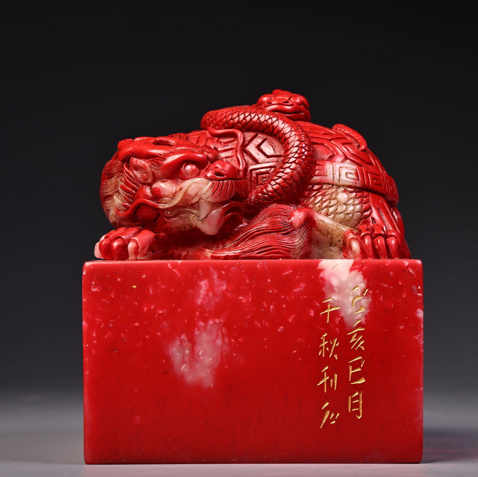 A fine bloodstone Dahongpao grade carved seal: Exquisite bloodstone Dahongpao grade material carved seal Size:H:11cmW:9.5cmW:1.8kg (The Dimensions Of All Batches Are Manually Measured.If You Need More Detailed Information,