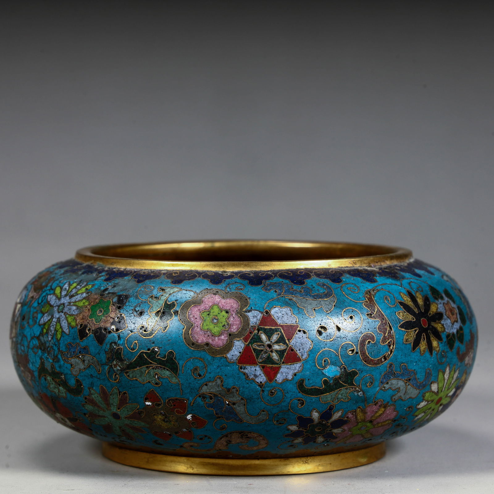 A copper-tired cloisonn é enamel floral pattern water bowl from the Qing Dynasty: Qing Dynasty copper tire cloisonné enamel flower pattern water bowl Size: H:5.5cm L: 11cm W:11cm W:567g (The Dimensions Of All Batches Are Manually Measured.If You Need More