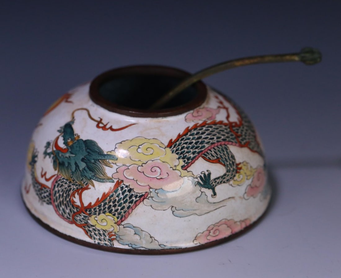 A beautiful copper tire painting enamel dragon pattern water cheng: Exquisite copper tire painting enamel dragon pattern water cheng Size:8.8x4.2cmW:0.2145kg (The Dimensions Of All Batches Are Manually Measured.If You Need More Detailed Information,